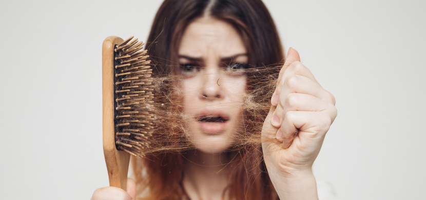 Vypadávání vlasů po covidu: Trpí jím téměř čtvrtina uzdravených, nejčastěji žen