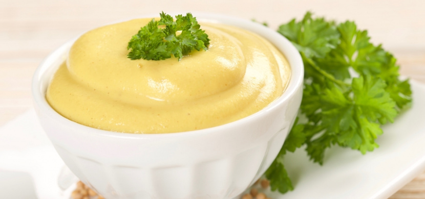 Domácí majonézu ze 4 ingrediencí připravíte během několika sekund. Hlavní trik spočívá v použití tyčového mixéru
