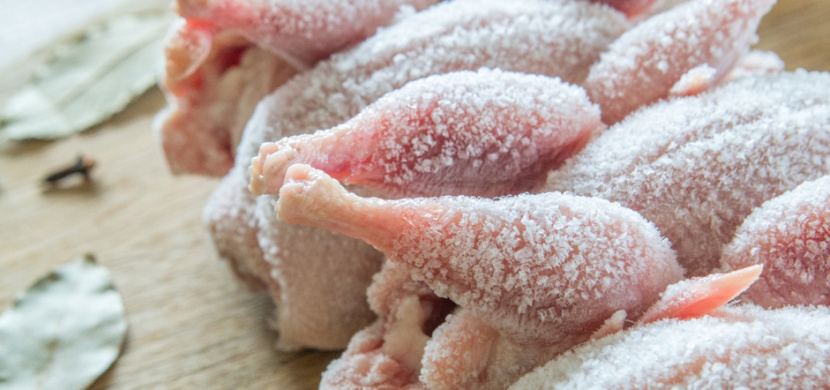 Jak rychle rozmrazit kuře, rybu nebo mleté maso: Vyhněte se rozmrazování v horké vodě
