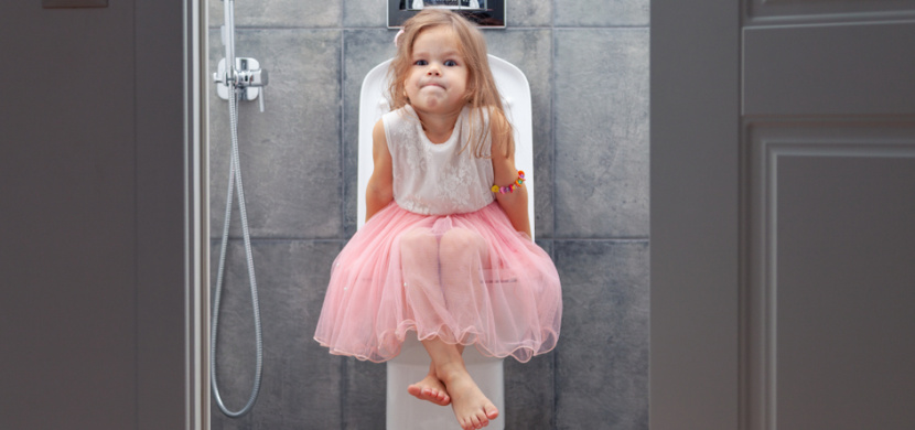 Americká maminka vyfotila tříletou dcerku stojící na záchodové míse. Když pochopila, proč to dělá, zůstala v šoku