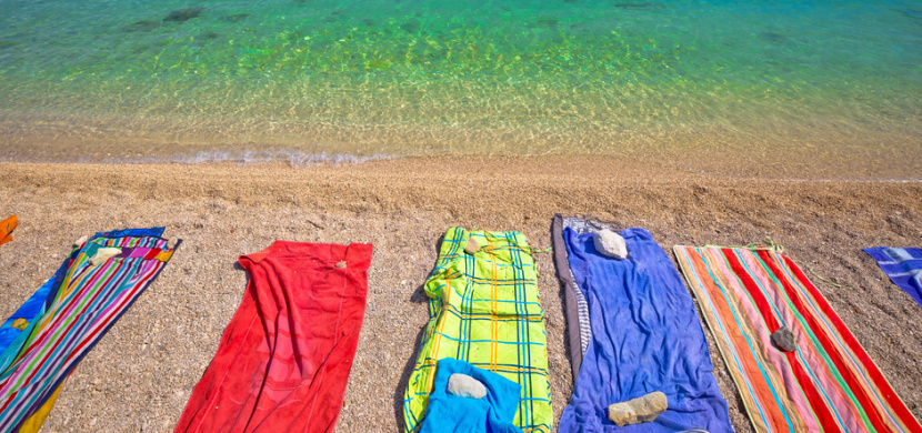 Starostka chorvatské Podgory zatočila s oblíbeným nešvarem Čechů v podobě rezervačních ručníků na pláži. Sesbírala celou dodávku nepořádku