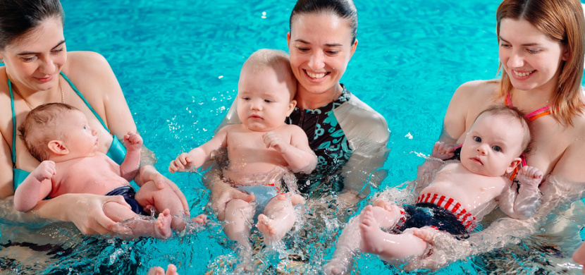 Nepříjemný zážitek na kurzu plavání pro miminka: Žena obvinila další maminku, že si oblékla nevhodné plavky