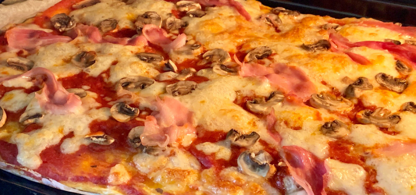 Domácí pizza na plech: Bude vám chutnat víc než z pizzerie