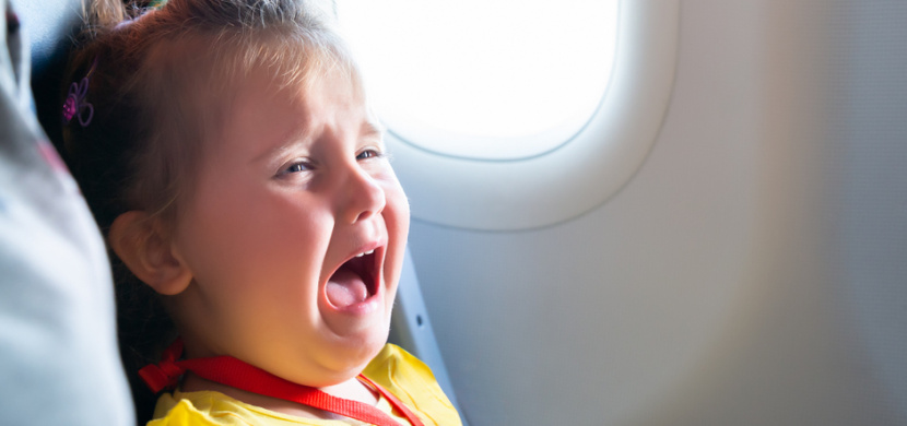 Dvouletá holčička si nechtěla v letadle nasadit roušku. Letuška jí chtěla ochranu dýchacích cest přilepit izolepou