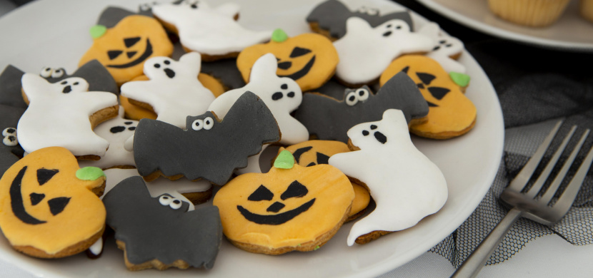 Recept na halloweenské sušenky s černým kakaem: Lebky, dýně, pavučiny či kočky dozdobte bílkovou polevou