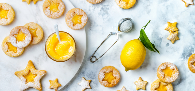 Recept na makové linecké s citronovým krémem. Letošní hit mezi vánočním cukrovím dostane i vás