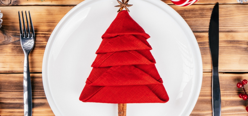 Jak složit ubrousky na vánoční stůl? Do tvaru hvězdy nebo vánočního stromku