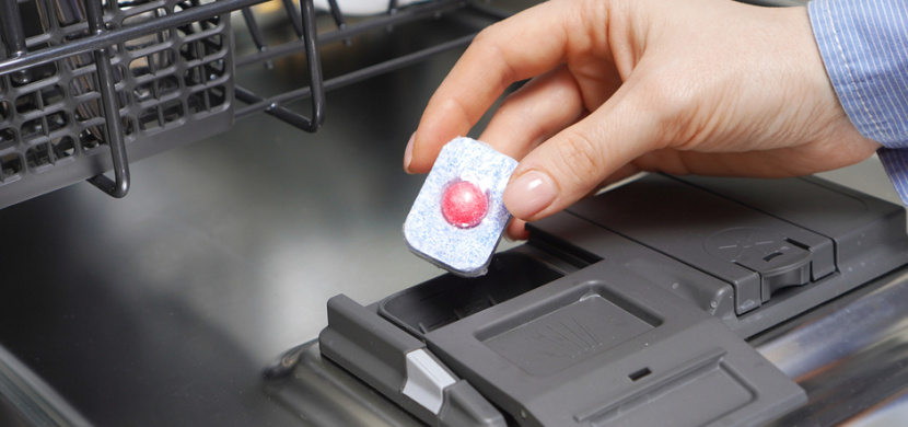 Jak využít tablety do myčky jinak než na mytí nádobí? Vyčistíte jimi mikrovlnku, pračku i toaletní mísu