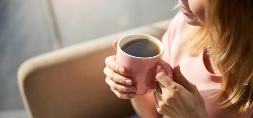Dopřáváte si šálek kávy denně? Tohle udělá s vaším organismem