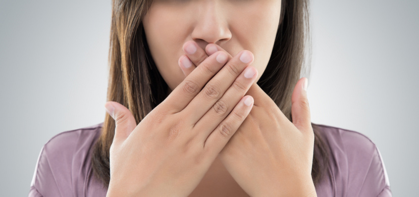 Co všechno způsobuje zápach z úst a jak se ho zbavit?