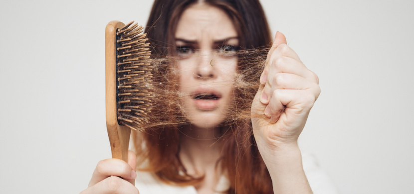 Trápí vás vypadávání vlasů? Tento domácí šampón umí zázraky