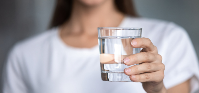 Co se stane s vaším tělem, když ráno vypijete sklenku vody na prázdný žaludek?