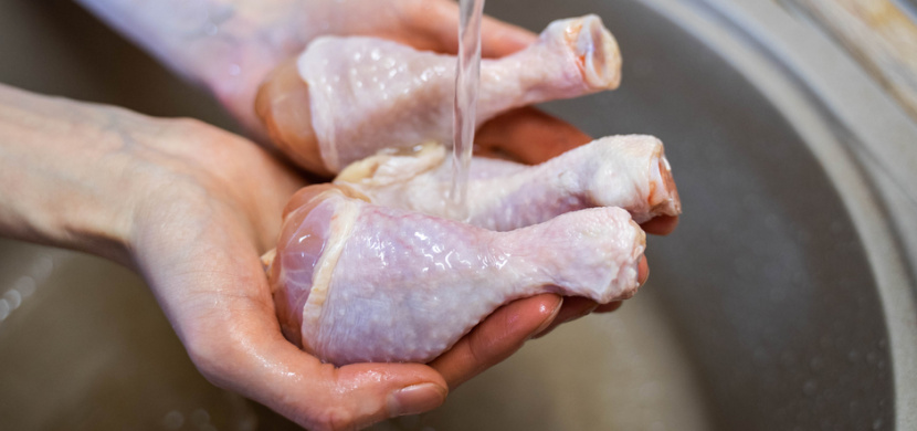 Umývat kuřecí maso před vařením, nebo ne? Odborníci mají jasno