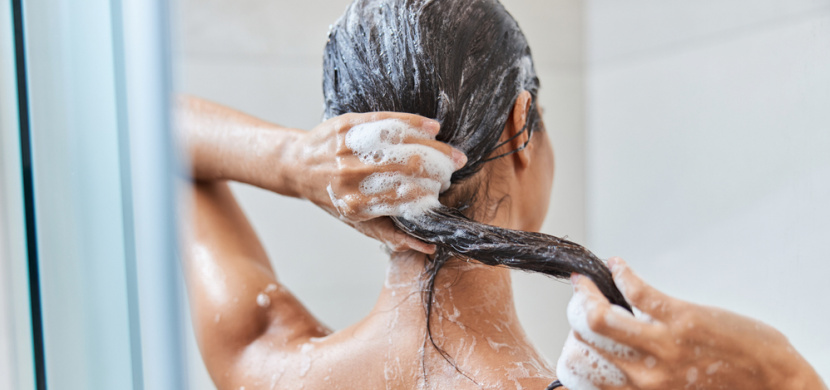 9 chytrých triků, díky kterým si nebudete muset umývat vlasy tak často