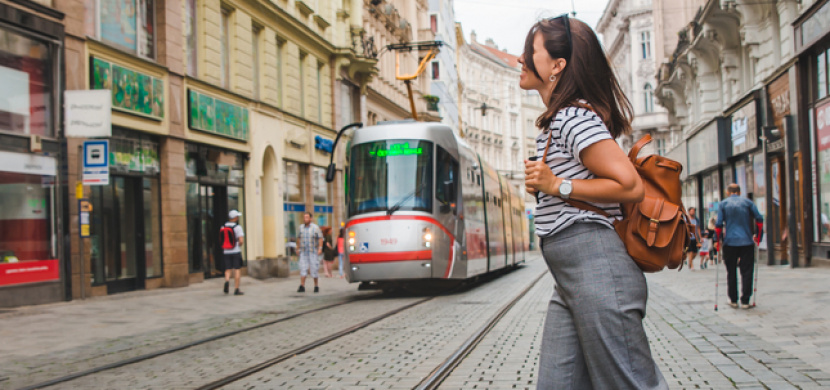 Nepozornou dívku v Brně málem smetla projíždějící tramvaj. Že unikla smrti o vlásek, si ani nevšimla