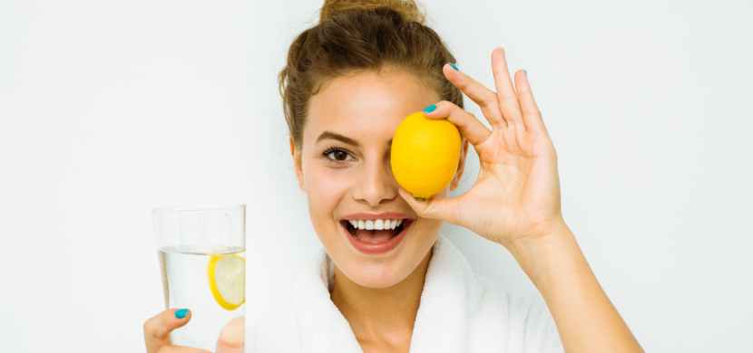 Trik na oddálení menstruace: Opravdu funguje pití vody s citronem?