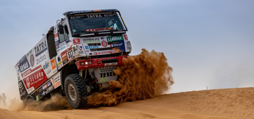 Smutná zpráva z Rallye Dakar 2023: Kamion Aleše Lopraise měl kolizi s divákem, ten nepřežil