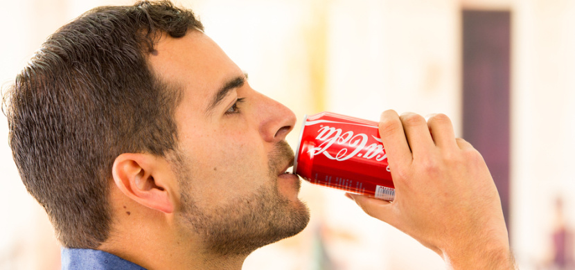 Pití Coca-Coly nebo Pepsi zvětšuje varlata, tvrdí vědci. Mají se muži pustit do pravidelného pití colových nápojů?