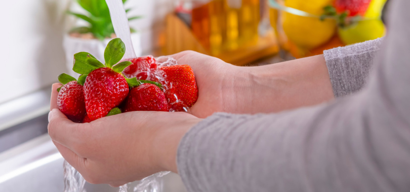 Jak umýt jahody, aby vydržely čerstvé? Pomůže octová voda