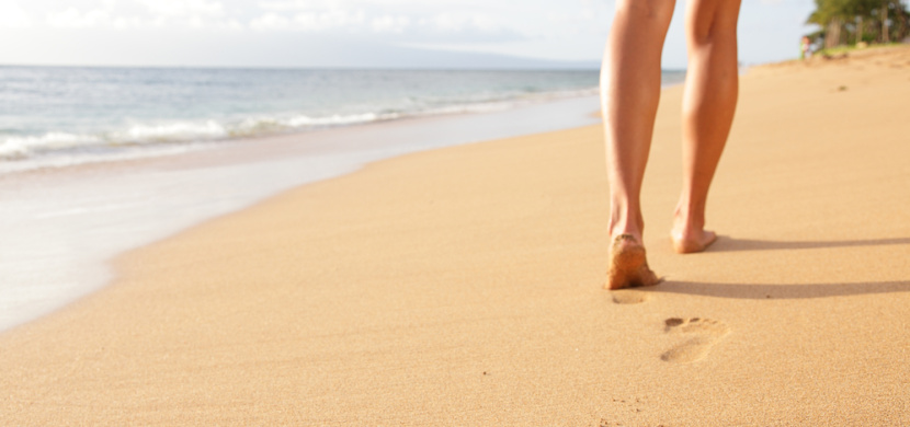 Bosá chůze po písečné pláži je balzámem pro nohy a duši. Vašemu tělu nabízí spoustu zdravotních benefitů