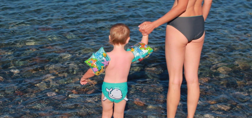 Dětské rukávky do vody nejsou zárukou bezpečí. Virální video šokovalo svět