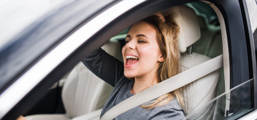 Zpíváte si v autě? Podle odborníků to má na naše tělo stejný vliv jako lekce jógy