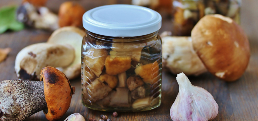 Nakládané houby ve sladkokyselém nálevu: V tomto osvědčeném receptu zužitkujete hřiby, lišky i ryzce