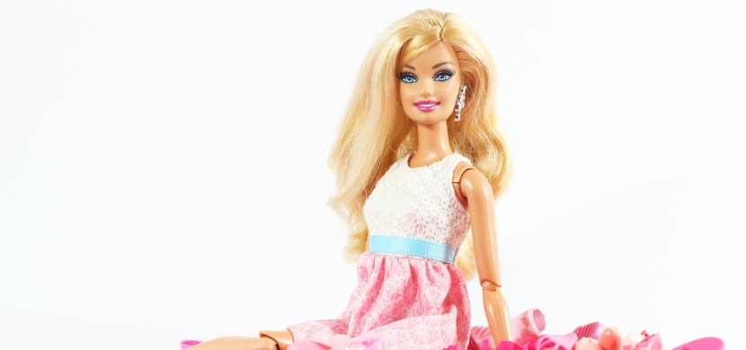 Influencerka si nechala upravit přirození ve stylu panenky Barbie. Je tato plastická operace přes čáru?