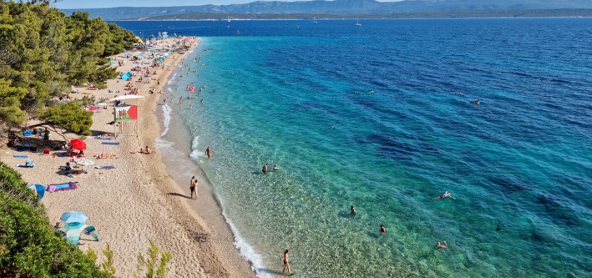 Šokující video z Chorvatska ukazuje moře zaneřáděné výkaly. Ve fekáliích se koupali turisté