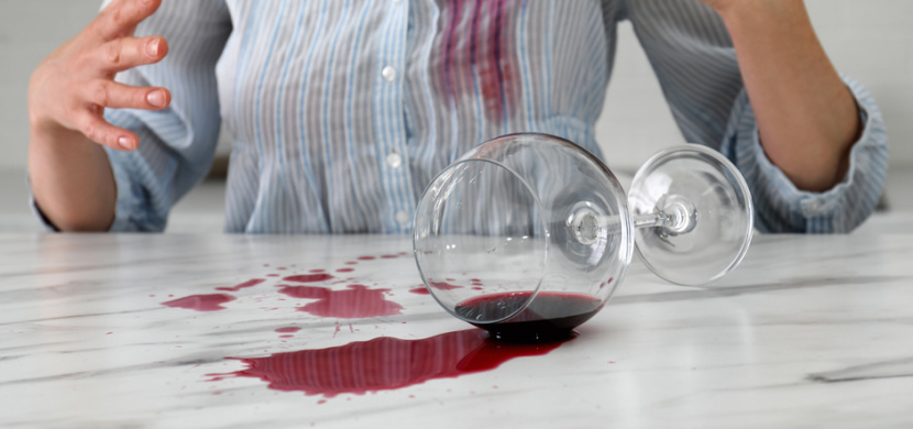 Jak odstranit červené víno z oblečení? Rozhoduje rychlost, pomohou i babské rady