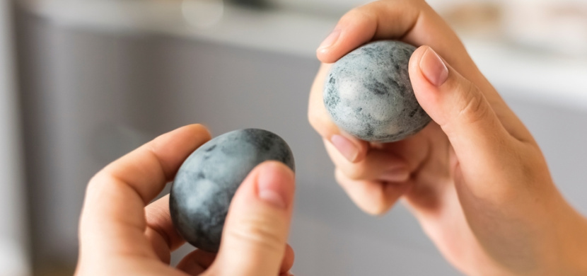 Video: Rodina otevřela 9 let staré velikonoční vejce. Neměli to dělat