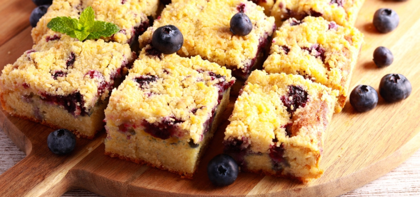 Hrníčkový recept na rychlý borůvkový moučník. Nadýchaný koláč s drobenkou zvládnete za pár minut
