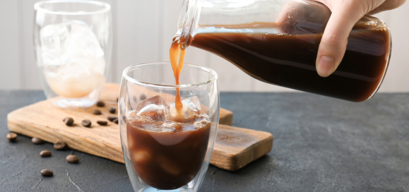 Zapomeňte na ledovou kávu. Hitem léta je cold brew, které si snadno připravíte doma