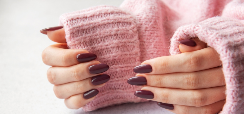 Hit podzimní manikúry: Švestkové jelly nails, které sluší krátkým i dlouhým nehtům